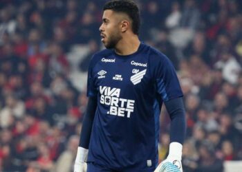 Odair explica futuro de Mycael após falha e protestos da torcida