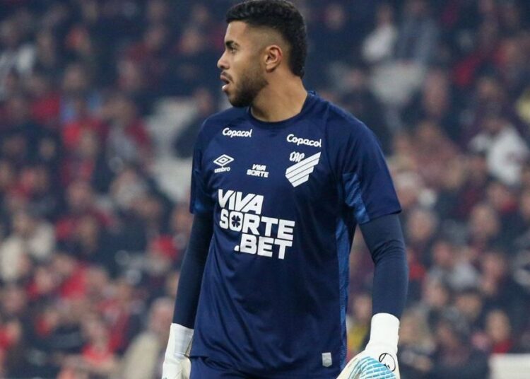 Odair explica futuro de Mycael após falha e protestos da torcida Odair explica futuro de Mycael após falha e protestos da torcida