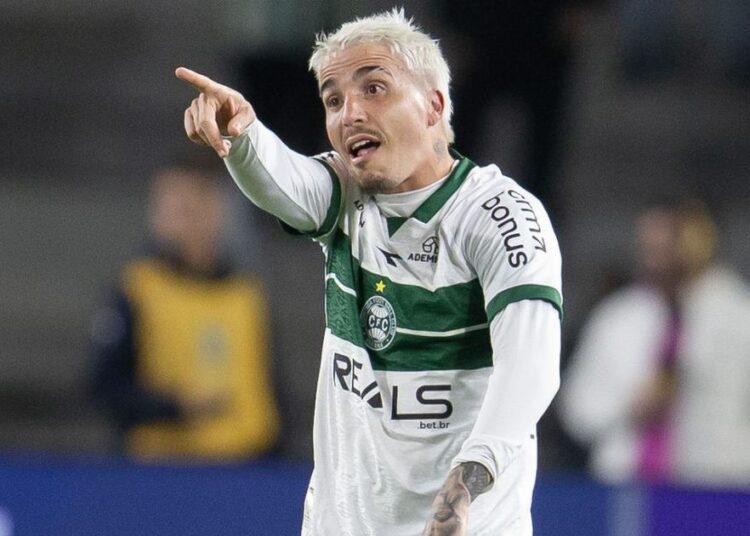 Destaque do Coritiba prega cautela na Série B e celebra boa fase Destaque do Coritiba prega cautela na Série B e celebra boa fase