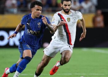 Após tripudiar Athletico, Kaio César comemora classificação do Al-Hilal com camisa do Coritiba