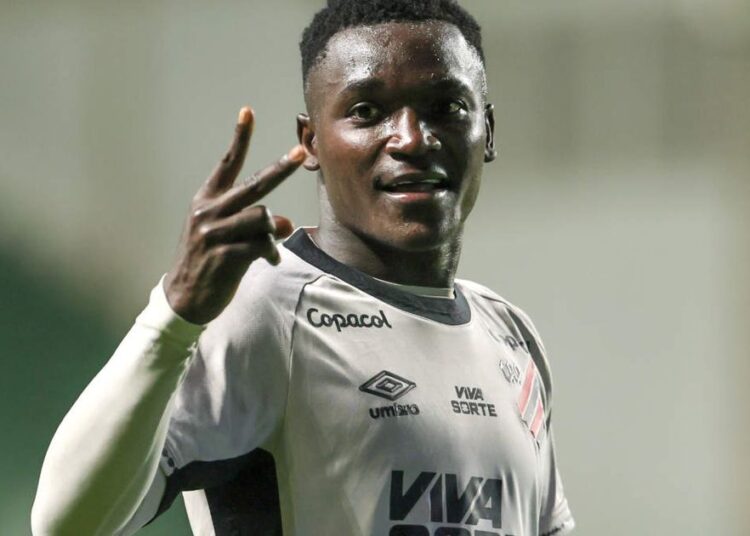 Gols de Viveros na estreia como titular viram esperança do Athletico