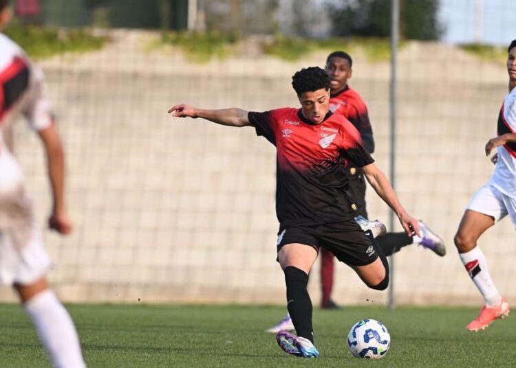 Athletico marca golaço com filho do ex-zagueiro Nem e vai enfrentar o Vasco nas quartas
