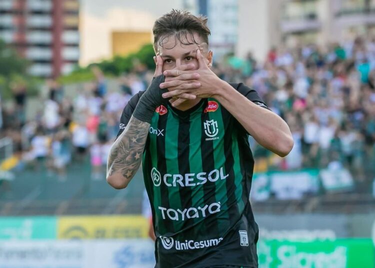 Ex-promessa do Santos, alvo de Athletico e Coritiba tem reviravolta na carreira Ex-promessa do Santos, alvo de Athletico e Coritiba tem reviravolta na carreira