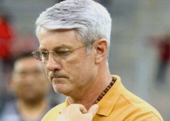 Odair Hellmann faz de conta que é técnico no Athletico Odair Hellmann faz de conta que é técnico no Athletico