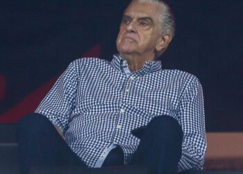 Athletico suspende torcedores que protestaram em avião Athletico suspende torcedores que protestaram em avião