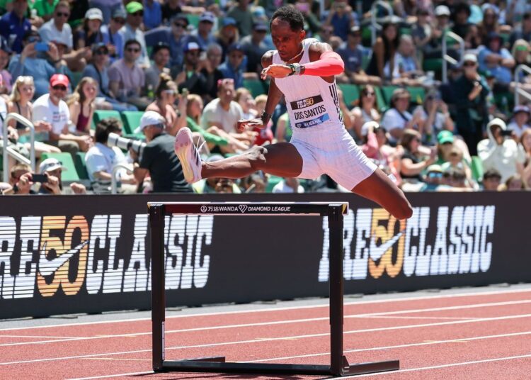 Alison dos Santos supera campeão olímpico em palco de título mundial