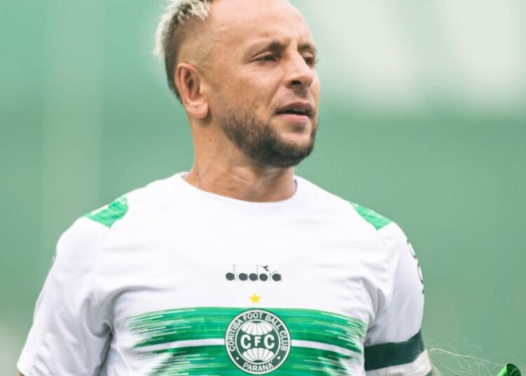 Rafinha anuncia aposentadoria meses após saída polêmica do Coritiba Rafinha anuncia aposentadoria meses após saída polêmica do Coritiba