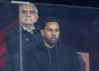 Com futuro incerto, Renan Lodi assiste a jogo do Athletico com Petraglia