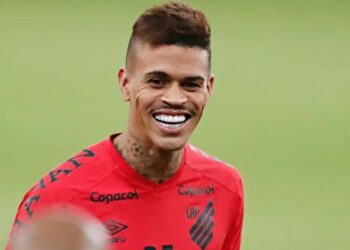 Volante Richard, que teve saída polêmica no Athletico, acerta com o Internacional Volante Richard, que teve saída polêmica no Athletico, acerta com o Internacional