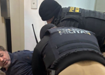 Ex-dirigente esfaqueia irmão após surto