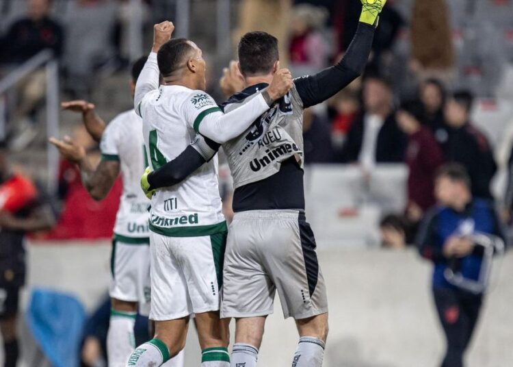 Cria do Coritiba, Tadeu celebra marca história contra o Athletico: “Cenário perfeito” Cria do Coritiba, Tadeu celebra marca história contra o Athletico: “Cenário perfeito”