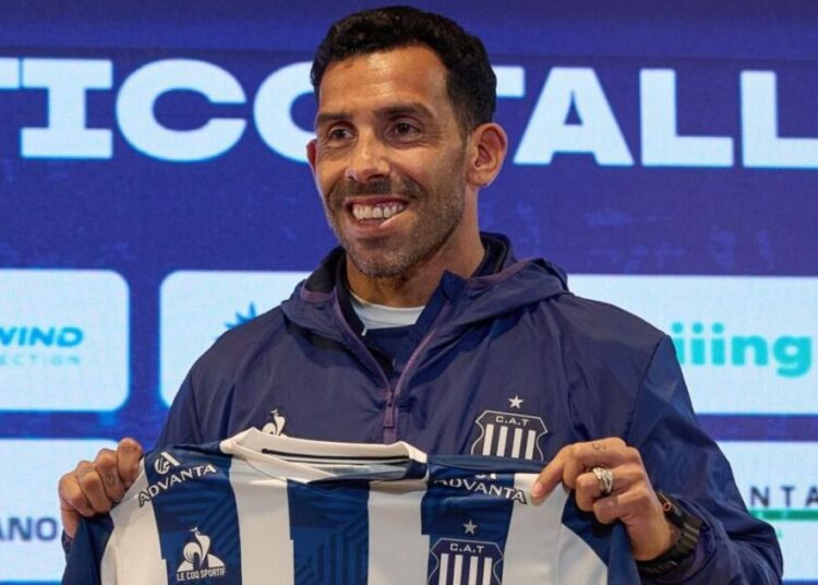 Clube treinado por Carlos Tevez tenta contratar centroavante do Athletico