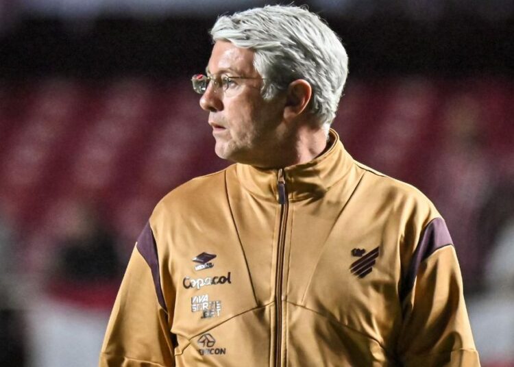 Odair Hellmann alerta para excesso de gols sofridos pelo Athletico