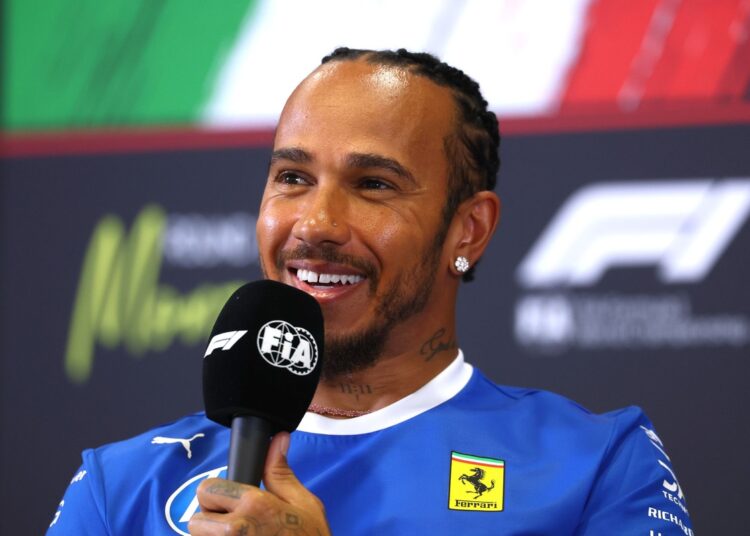 Hamilton diz que ajudará Leclerc em busca de pole da Ferrari Hamilton diz que ajudará Leclerc em busca de pole da Ferrari