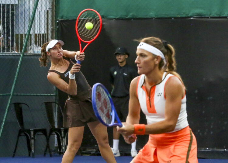 Mesmo experientes, Stefani e Babos revelam nervosismo na estreia Mesmo experientes, Stefani e Babos revelam nervosismo na estreia