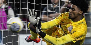 Hugo Souza, destaque do Corinthians, critica fala machista e defende árbitra Daiane Muniz após classificação no Paulistão