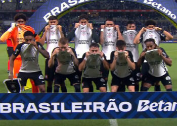 Corinthians em Campo: Jogadores Cobrem a Boca em Gesto Antirracista