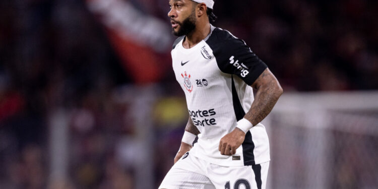 Corinthians: Atacante critica gramado sintético e ironiza arbitragem após vitória na Arena da Baixada