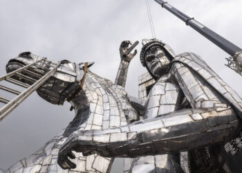 Monumento Gigante de São Jorge é Finalmente Instalado na Neo Química Arena Após 12 Anos de Espera Monumento Gigante de São Jorge é Finalmente Instalado na Neo Química Arena Após 12 Anos de Espera
