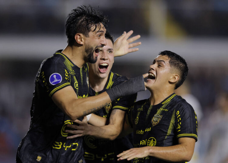 Panorama Esportivo: Destaques no Futebol Brasileiro e Desafios Globais