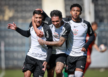 Panorama Esportivo: Destaques do Futebol Nacional e Cenário Global