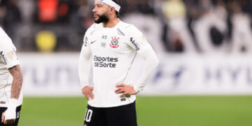 Corinthians: Fernando Diniz Aborda Futuro de Atacante e Desafios na Manutenção do Elenco