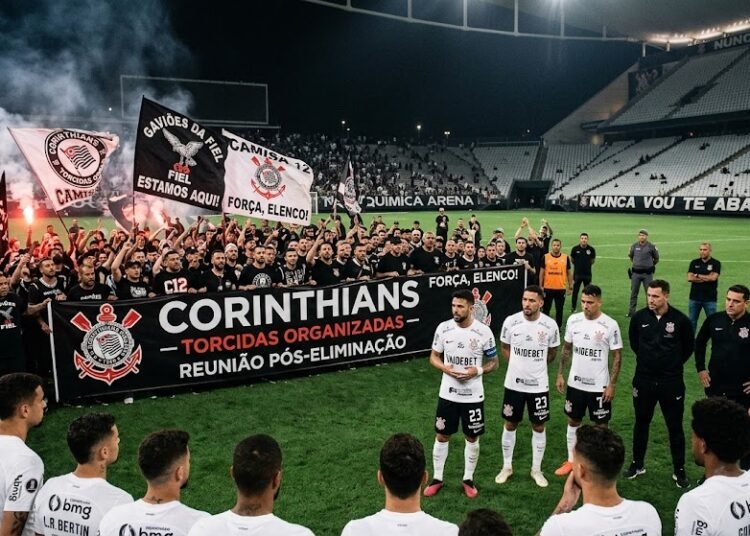 Organizadas se renem com jogadores do Corinthians no CT aps eliminao na Libertadores Organizadas se renem com jogadores do Corinthians no CT aps eliminao na Libertadores