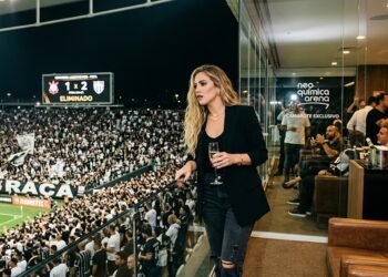 Cantora norte-americana acompanha eliminao do Corinthians em camarote da Neo Qumica Arena