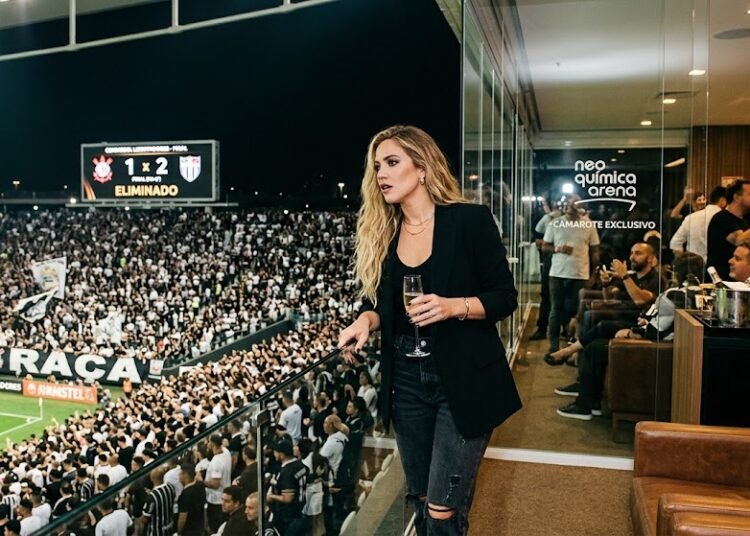 Cantora norte-americana acompanha eliminao do Corinthians em camarote da Neo Qumica Arena Cantora norte-americana acompanha eliminao do Corinthians em camarote da Neo Qumica Arena