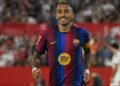 Hansi Flick exalta Raphinha no Barcelona e celebra renovação: “Capitão perfeito”