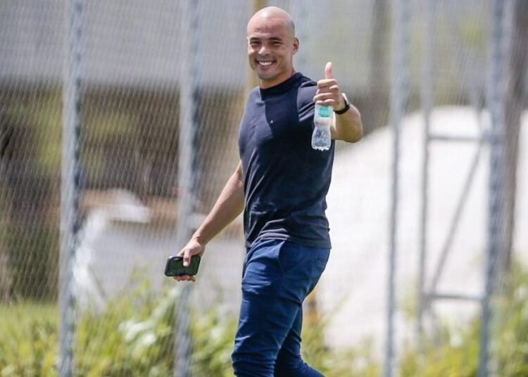 Júlio César esclarece rumores sobre Luxemburgo, avalia Seedorf e lamenta saída de jogador do Corinthians