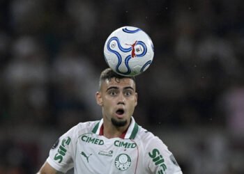 Panorama Esportivo: Destaques do Futebol Brasileiro e Cenário Global