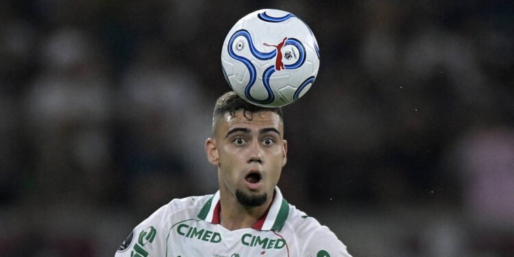 Panorama Esportivo: Destaques do Futebol Brasileiro e Cenário Global