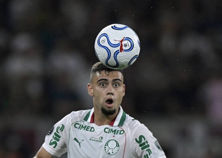 Panorama Esportivo: Destaques do Futebol Brasileiro e Cenário Global