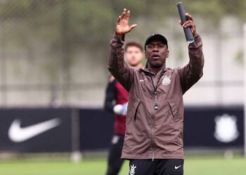 Clarence Seedorf Assume o Corinthians em Crise com Missão de Evitar Rebaixamento