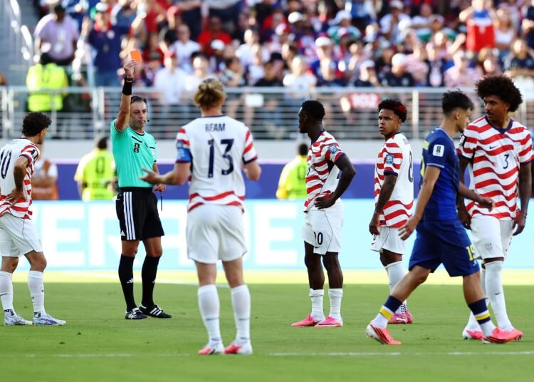 Raphael Claus Detalha Expulsão na Copa do Mundo e Responde a Donald Trump