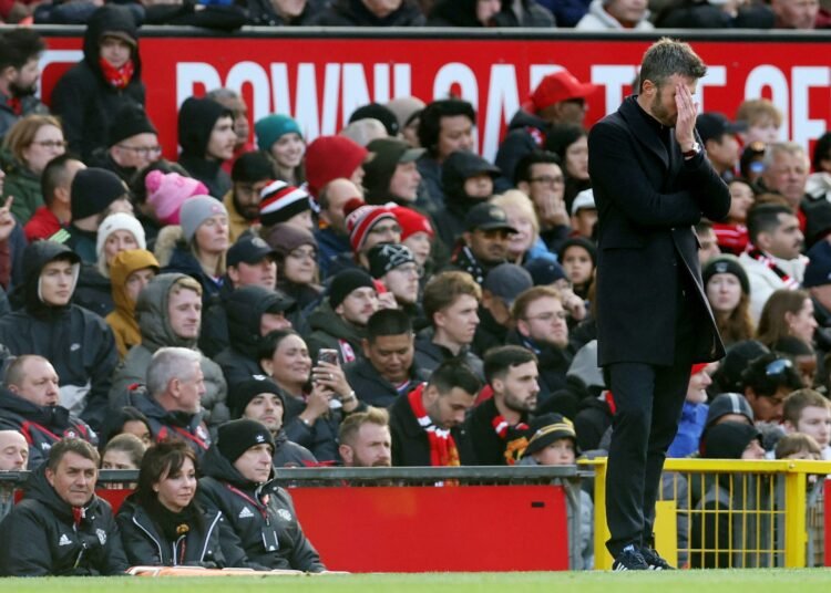 United mantém Carrick no cargo para enfrentar o Chelsea após discutir demissão, diz jornal