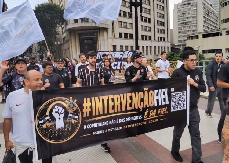 Nesta quinta, torcedores do Corinthians irão entregar abaixo-assinado pela intervenção no Ministério Público Nesta quinta, torcedores do Corinthians irão entregar abaixo-assinado pela intervenção no Ministério Público