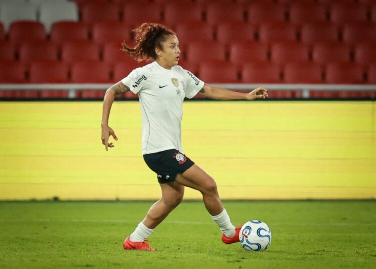 Meio-campista comenta expectativas para confronto contra o Santa Fé na Libertadores Feminina
