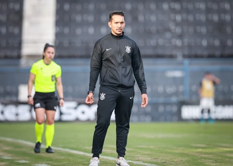 Técnico do Sub-17 do Corinthians analisa primeira temporada no comando da categoria
