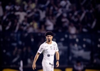 Zagueiro volta a atuar como titular do Corinthians após quase três meses