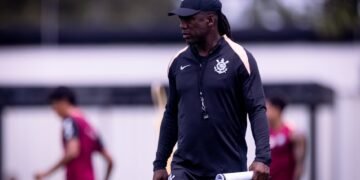 Veículos de imprensa internacional repercutem estreia de Seedorf como técnico do Corinthians