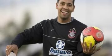 Ex-lateral com passagem pelo Corinthians analisa momento do clube e luta contra o rebaixamento