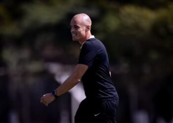 Executivo do Corinthians comenta situação de atletas em fim de contrato, fala sobre Memphis e atrasos de pagamento