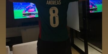 Com camisa de Andreas Pereira, Deyverson comemora eliminação do Flamengo na Libertadores