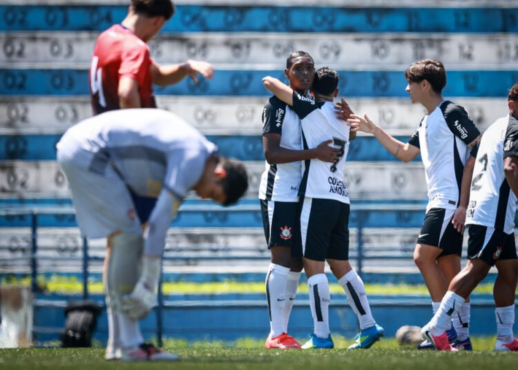 Panorama Esportivo: Destaques Nacionais e Internacionais do Futebol e Outras Modalidades Panorama Esportivo: Destaques Nacionais e Internacionais do Futebol e Outras Modalidades