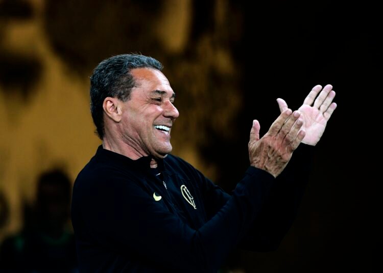 Luxa diz que assumiria Corinthians antes de Seedorf: “Voltaria com coração arrebentando” Luxa diz que assumiria Corinthians antes de Seedorf: “Voltaria com coração arrebentando”