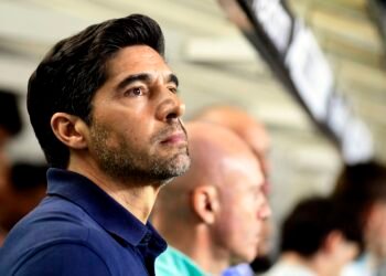 Abel avalia clássico equilibrado do Palmeiras e detona gramado da Vila: “É lamentável. Inacreditável”