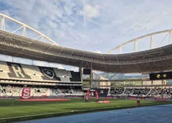 Vasco treina no Nilton Santos antes de sequência de jogos no sintético Vasco treina no Nilton Santos antes de sequência de jogos no sintético