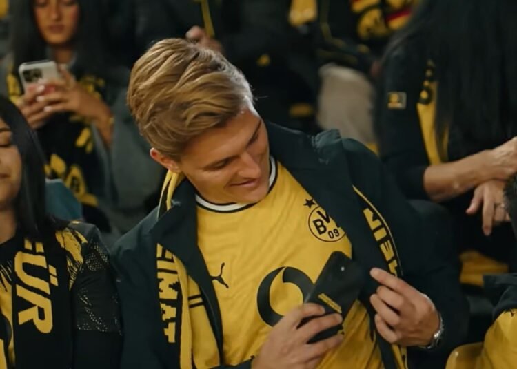 Borussia Dortmund cria premiação para torcedores que deixam celular de lado durante jogos Borussia Dortmund cria premiação para torcedores que deixam celular de lado durante jogos